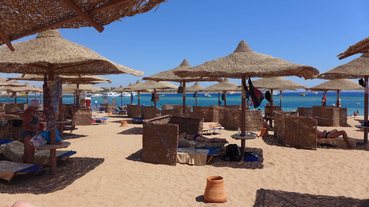 Liegen und Sonnenschirme am Strand Jaz Aquaviva
