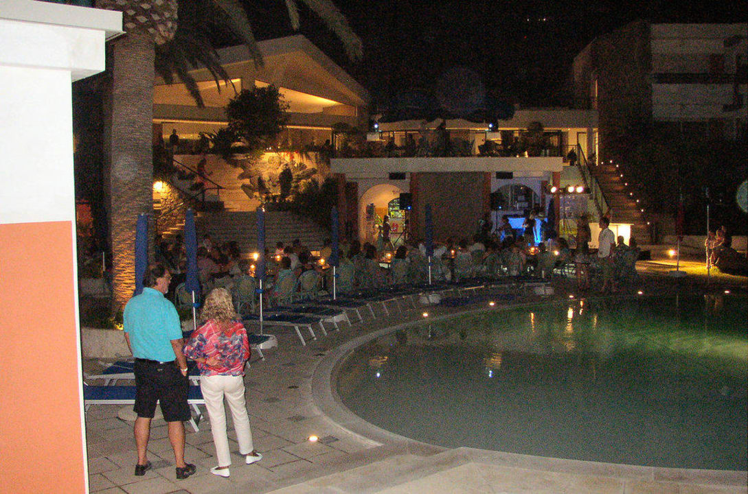 Poolbar am Abend Aldiana Club Rocca Nettuno Calabria