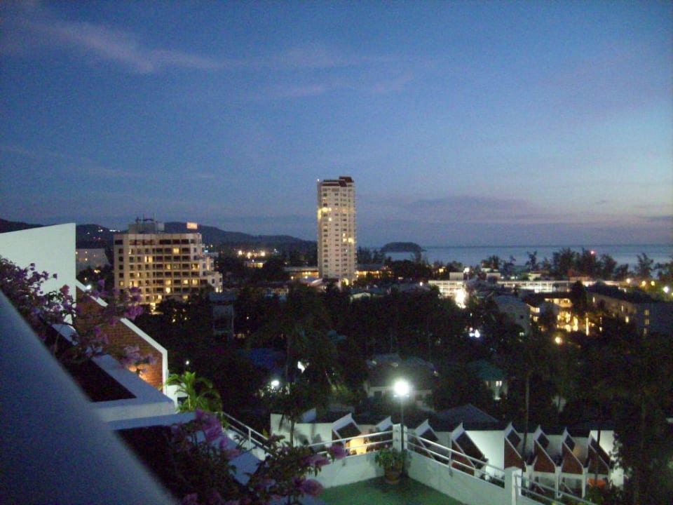 Blick zum Zentrum am Abend Best Western Phuket Ocean Resort
