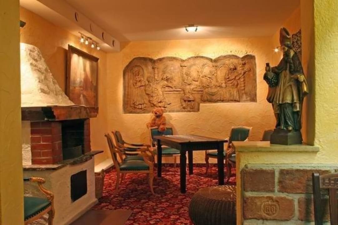 Unser Kaminzimmer mit kleiner Bibliothek / Spielen Romantik Pension Lehrberg