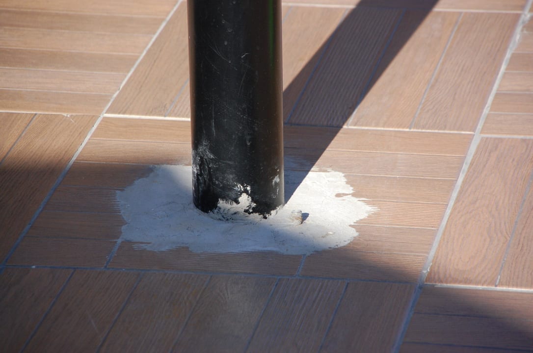 Schraubenbolzen an Laternen beim  Pool Linda Sunny Beach Hotel & Spa