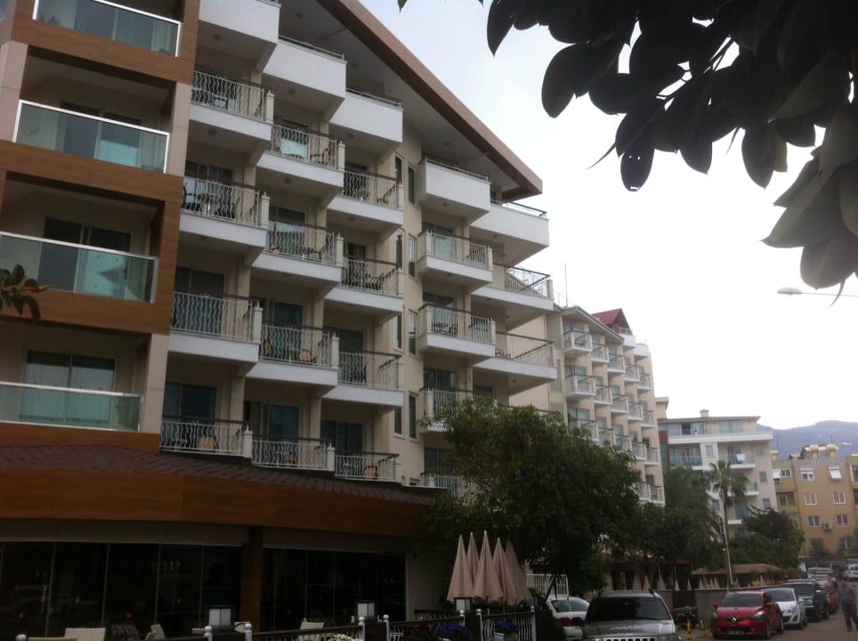 Hauptgebäude und Anbau, dahinter Block C Riviera Hotel & Spa