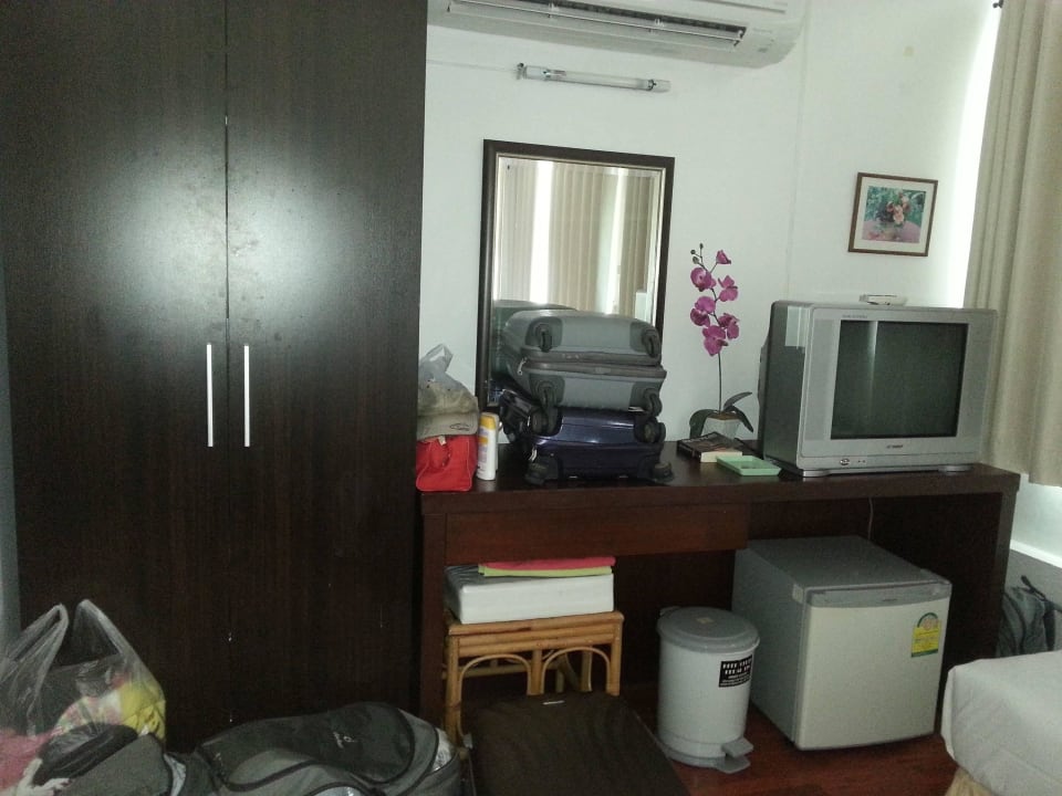 Schrank und kleiner Fernseher Sunshine Hotel