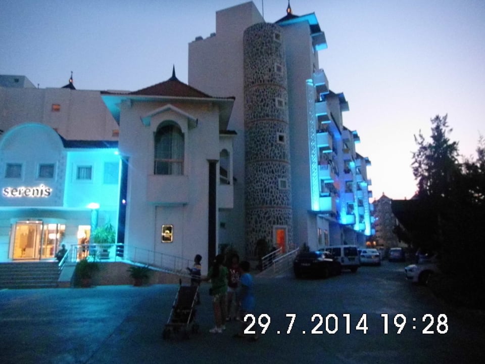 Haupteingang + Seite Serenis Hotel