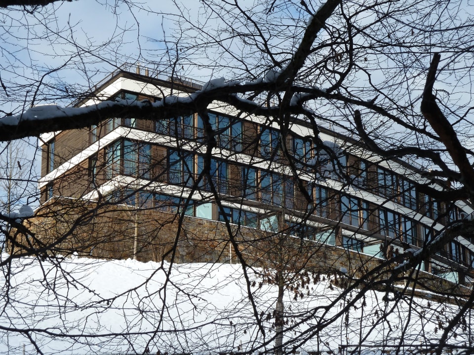 Blick vom Parkplatz zum Hotel Kempinski Hotel Berchtesgaden