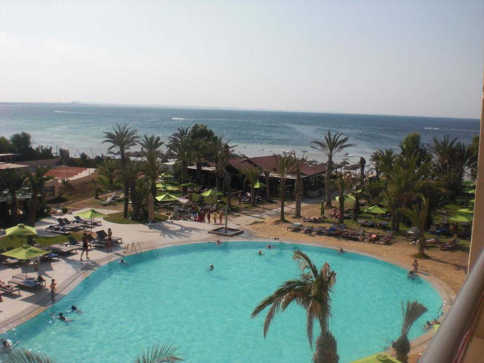 Ausblick auf Pool und Strand Hotel Rosa Beach