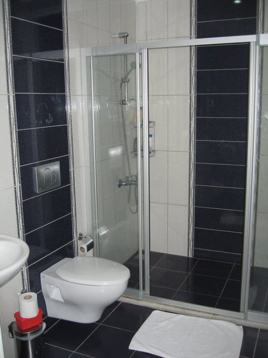 Teilansicht Bad mit großer Dusche im neuen Appartement Hotel Sirma