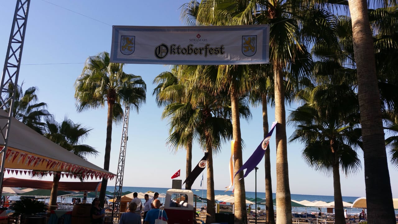 Auf dem Weg zum Strand Miramare Queen Hotel