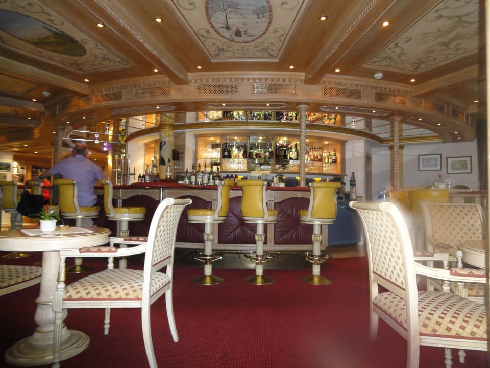 Thekenbereich der Bar Wellnessresort Vier Jahreszeiten