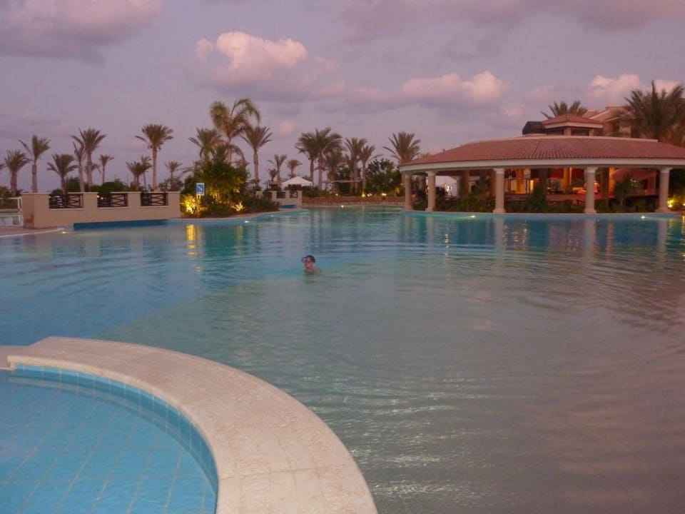 Abenddämmerung Jaz Almaza Beach Resort, Almaza Bay