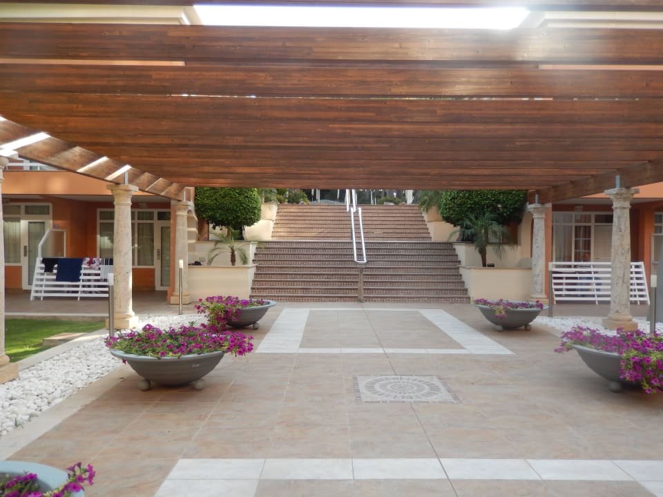 Weg zum Pool allsun Hotel Cormoran