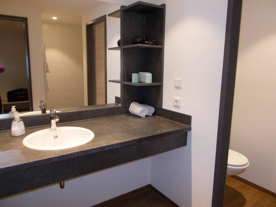 Waschtisch, Toilette getrennt durch eine Tür ! Hotel Gasthof Heckl