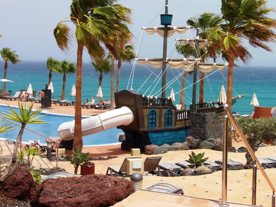 Einer der drei großen Pools mit Rutschen H10 Tindaya