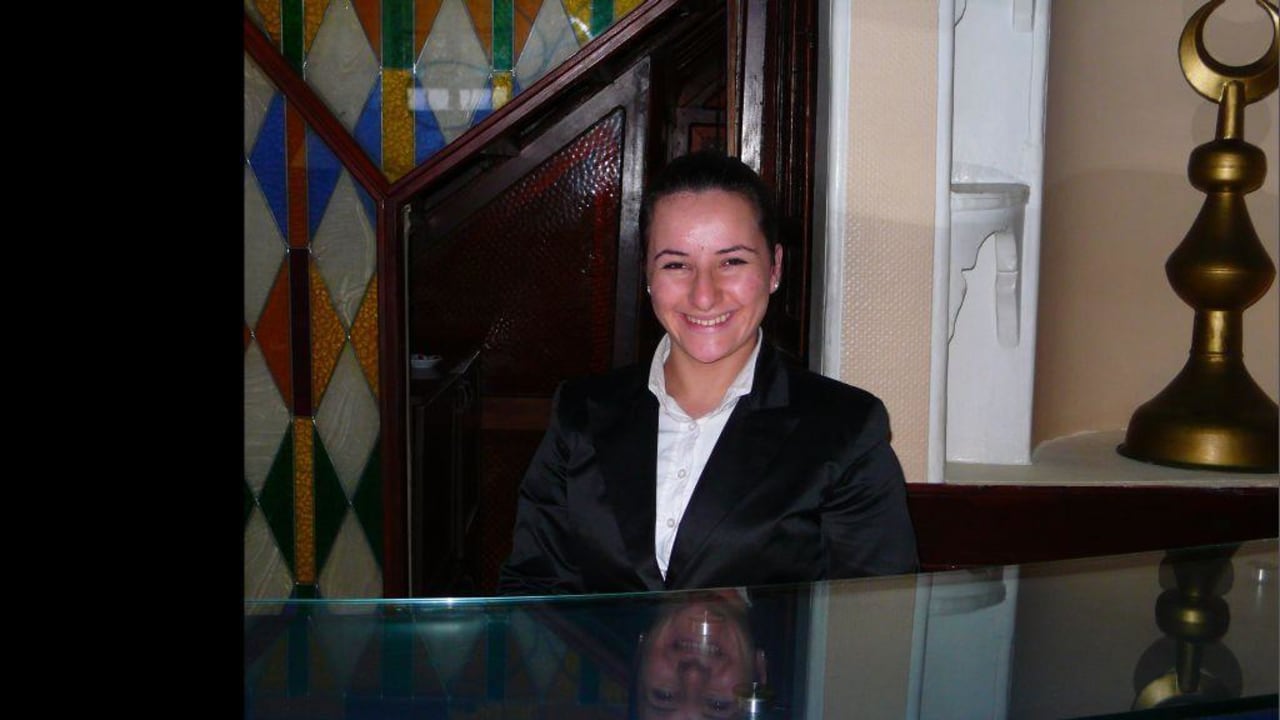 Müjgan in der Lobby Alp Pasa Hotel - Special Class