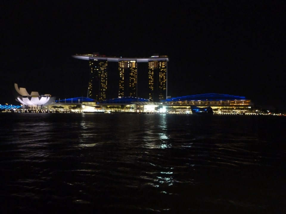 Widok hotelu z Mariny Marina Bay Sands
