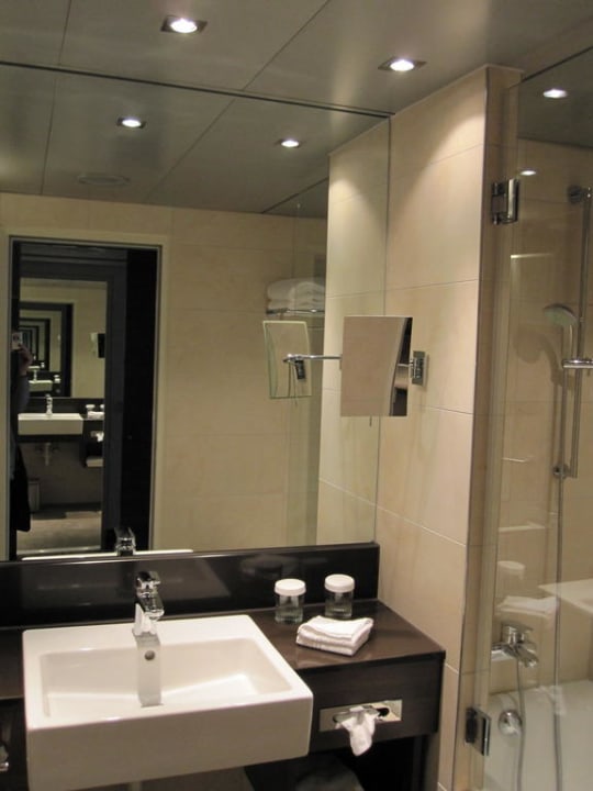 Geschmackvolles Badezimmer Hotel Courtyard by Marriott Linz