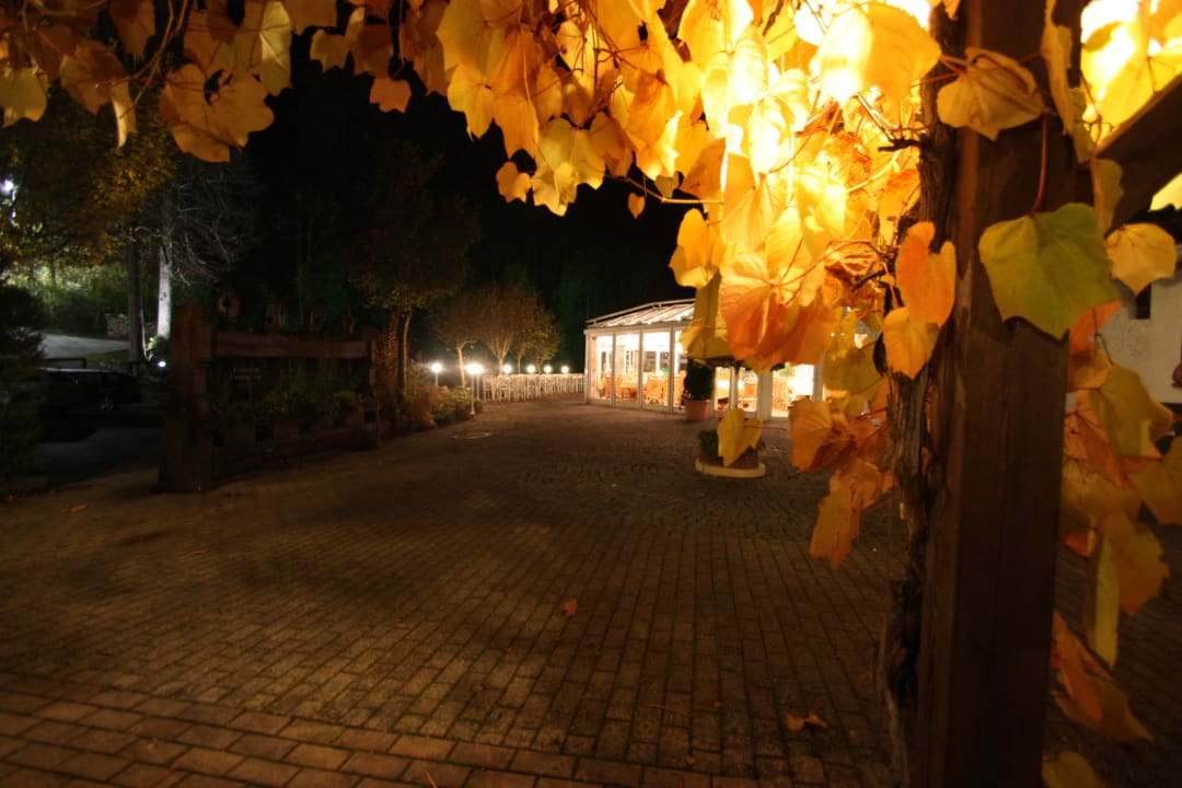 Biergarten im Spätherbst am Abend Riessersee Hotel