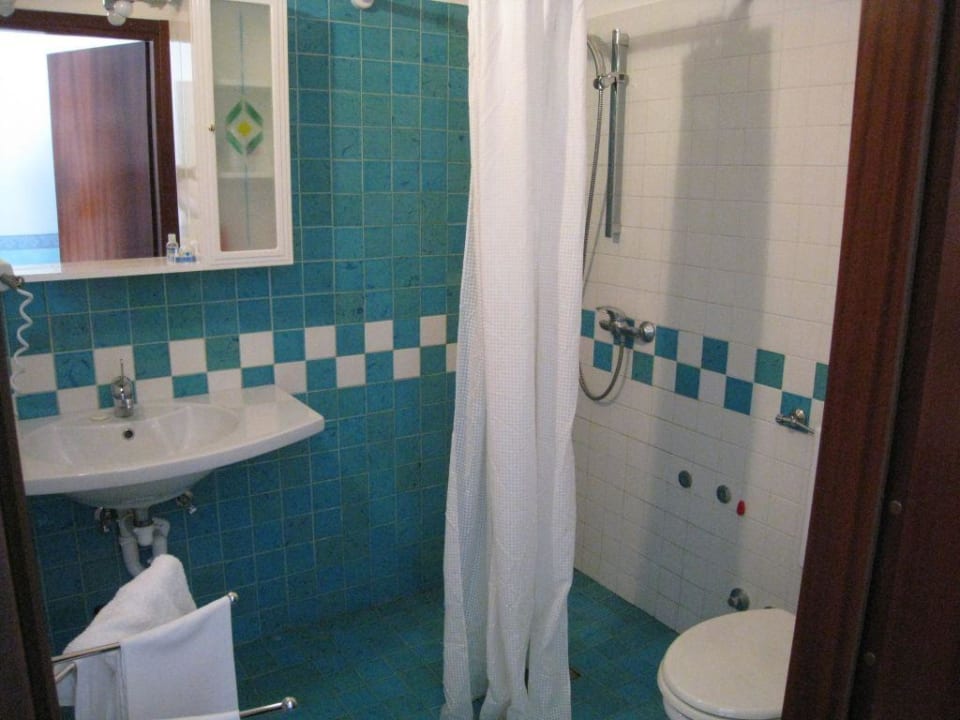 Bad im Doppelzimmer Hotel Carlton