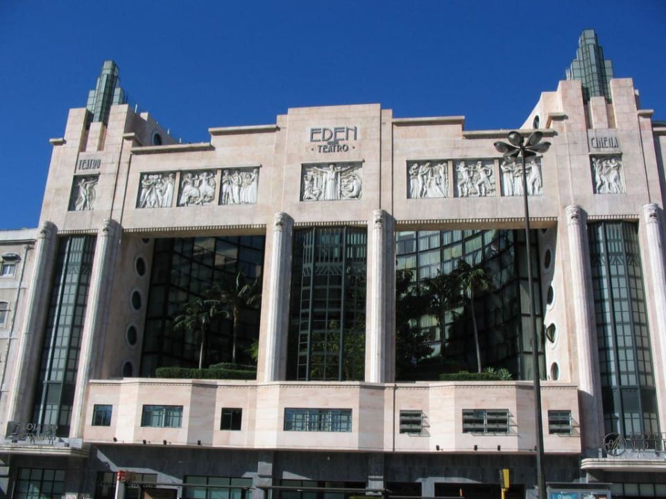 Außenansicht der alten Kino-Fassade VIP Executive Eden Aparthotel