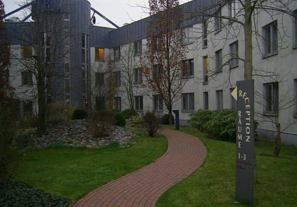 Zugang zur Rezeption von hinten MEDIAN Hotel Hannover Lehrte
