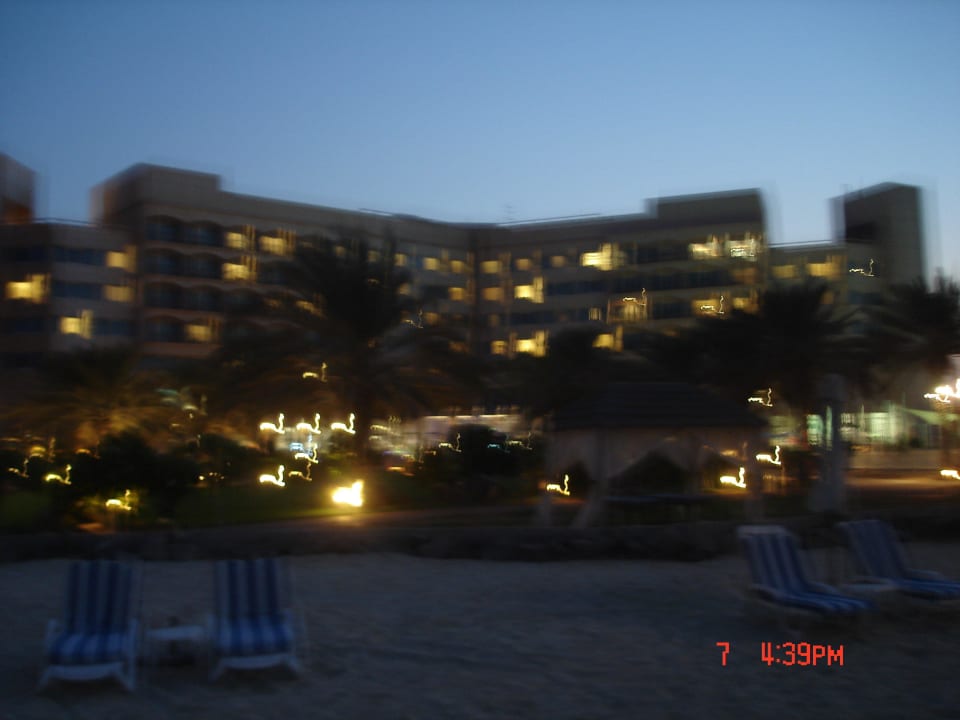Blick vom Strand zum Hotel beim Sonnenuntergang Hotel Danat Jebel Dhanna Resort