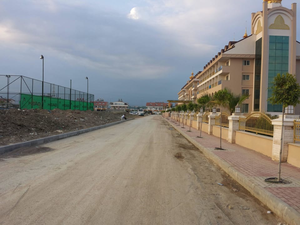 Strasse vor dem Haupteingang Well Palace Side