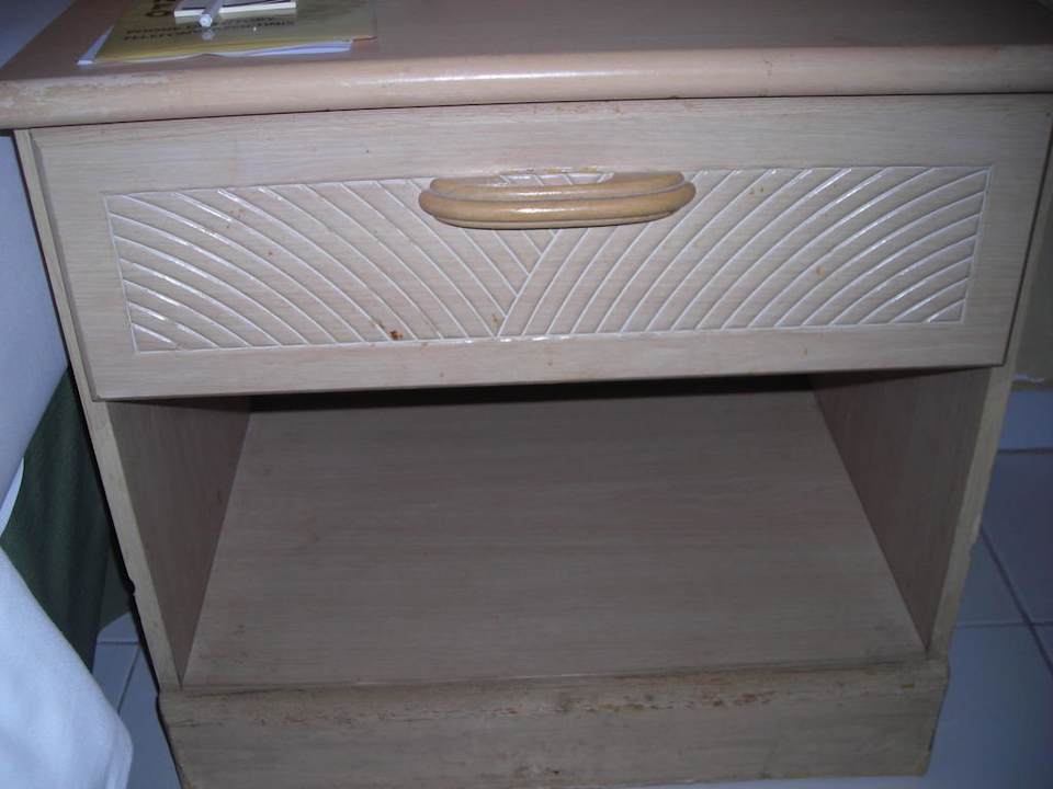 Nachtkasten uralt Ghazala Gardens