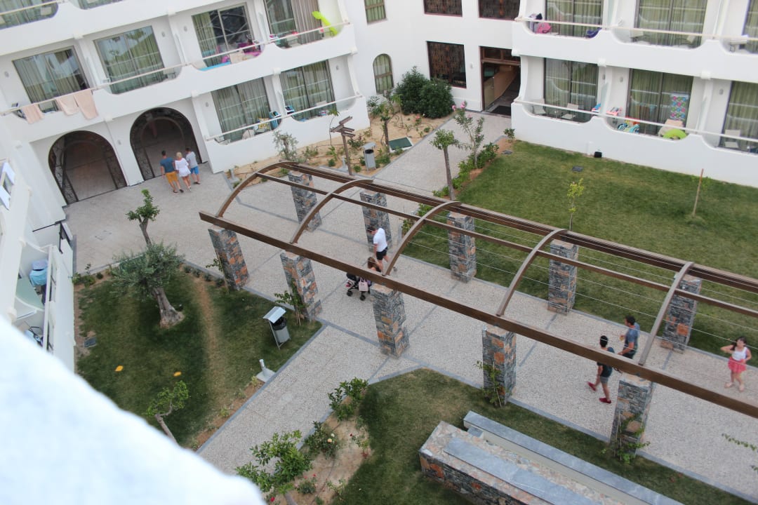 Innenhof Atlantica Akti Zeus Hotel