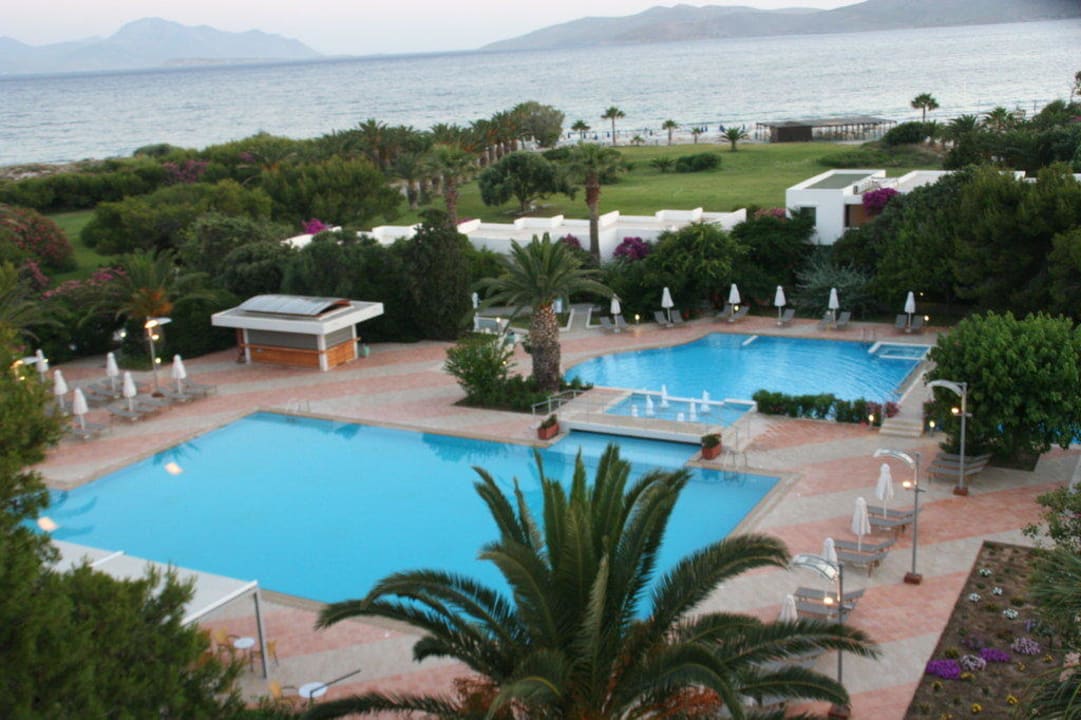 Poolanlage, im Hintergrund Strandbar Caravia Beach Hotel