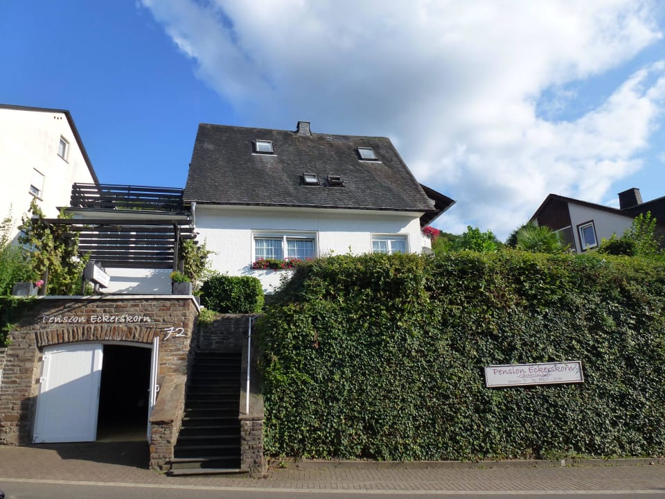 Pension Eckerskorn von Straße aus Haus Übernachtenswert Cochem/Mosel