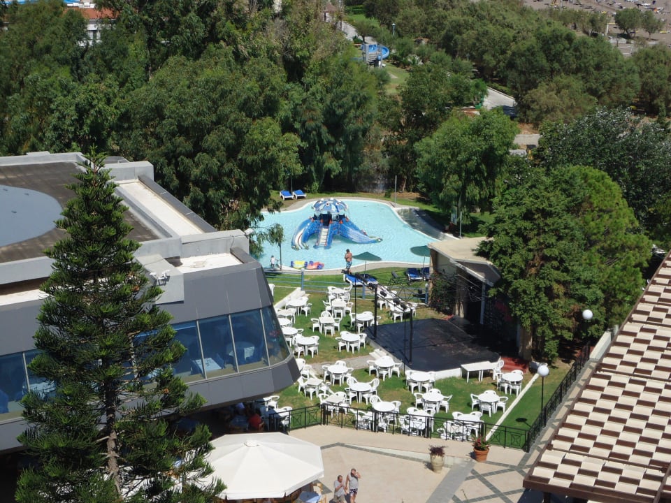 Kinderpool neben Restaurant und Showbühne Hotel Calypso Beach