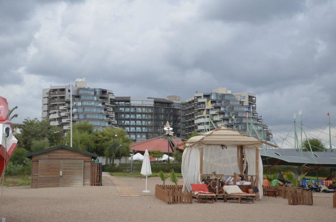 Blick auf das Hotel vom Strand aus Limak Lara Deluxe Hotel & Resort