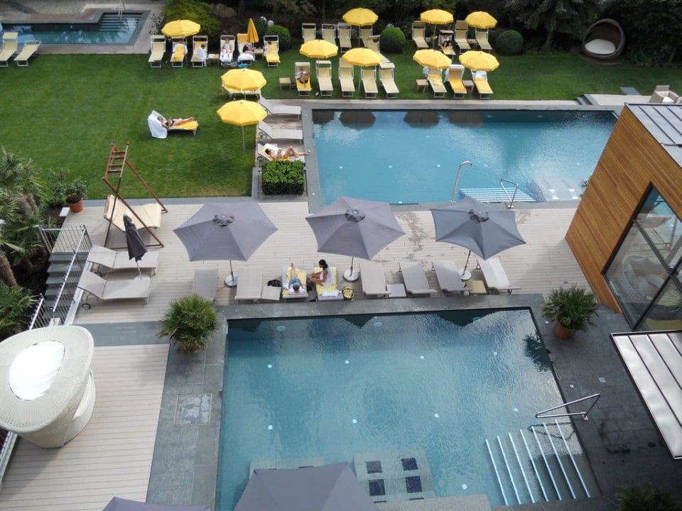 Piscine esterne viste dal nostro balcone Feldhof DolceVita Resort