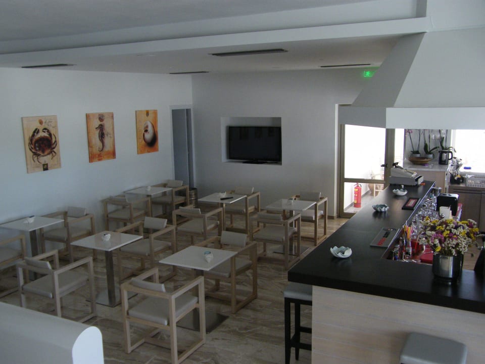 Bar obok recepcji Hotel Kakkos Bay