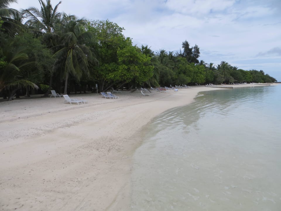Spaziergang am Strand und den Beachvillen Adaaran Select Hudhuran Fushi - Premium All Inclusive
