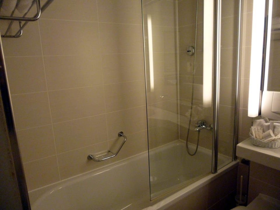 Dusche in der Badewanne Ramada Nürnberg Parkhotel