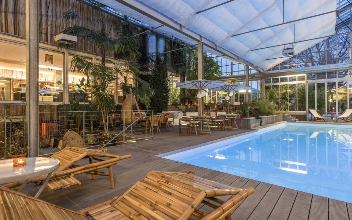 Pool by night Hotel Bamboo