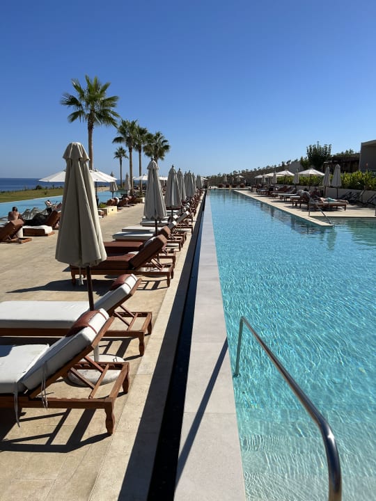 Pool The Royal Senses Resort, Curio Collection by Hilton