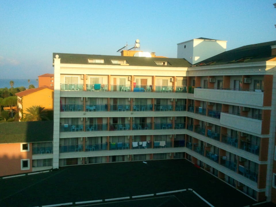 Andere Seite vom Hotelflügel Insula Resort & Spa