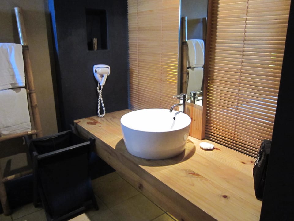 Das Bad, leider ist der Spiegel etwas zu klein. Veranda Pointe aux Biches Hotel