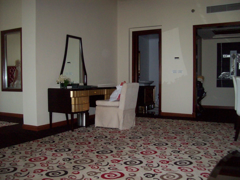 Im Hintergrung: Frisiertisch und Gäste-WC Premier Le Reve Hotel & Spa