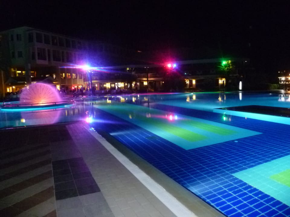Pool in der Nacht Le Jardin Resort