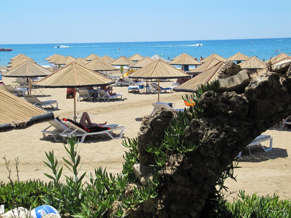 Der Strand vor der Srandbar Hotel Defne Garden