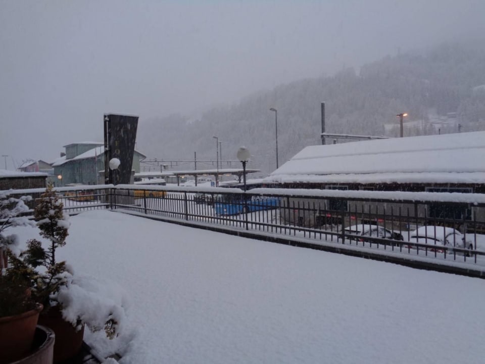 Es hat über Nacht geschneit. Blick zum Bahnhof. Hotel Forni
