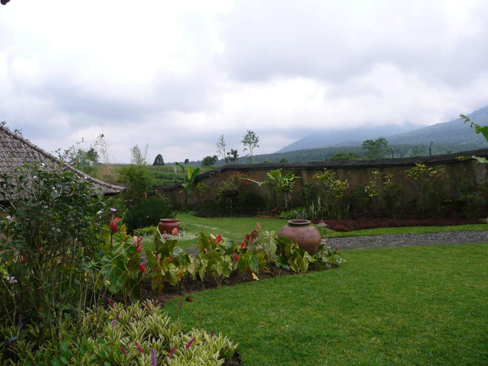 Blick von Terrasse (links) Strawberry Hill Hotel