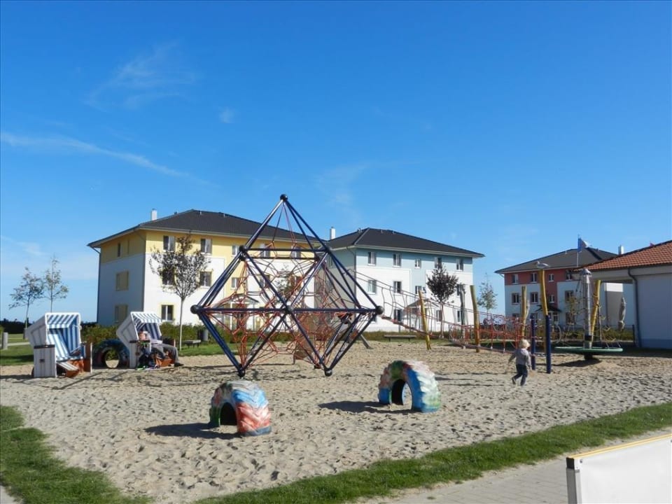 Spielplatz am Strandhus mit Wohnbungalow BEECH Resort Boltenhagen