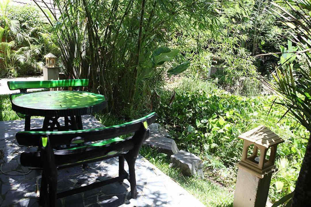 Jedes Bungalow verfuegt ueber einen Sitzplatz Adventure Resort Thailand