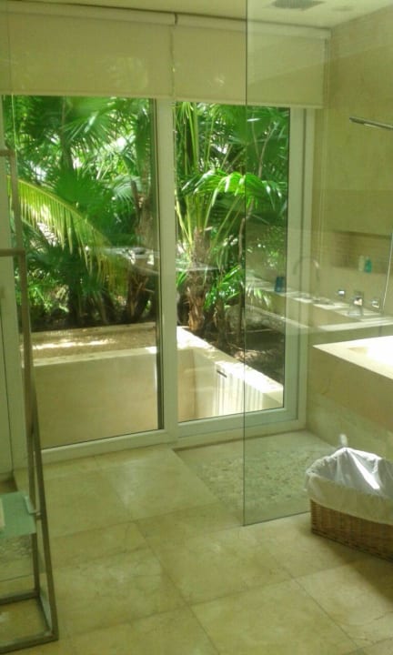 Dusche, dahinter Außenwanne Blue Diamond Luxury Boutique Hotel