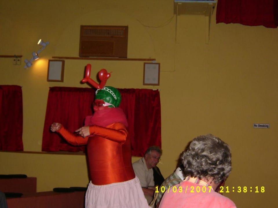 Eine Ausserirdische im Theater Giftun Azur Resort