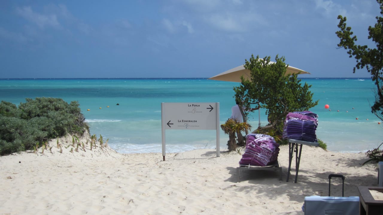 Am Strand (links gab es Getränke) Paradisus Playa del Carmen - Riviera Maya